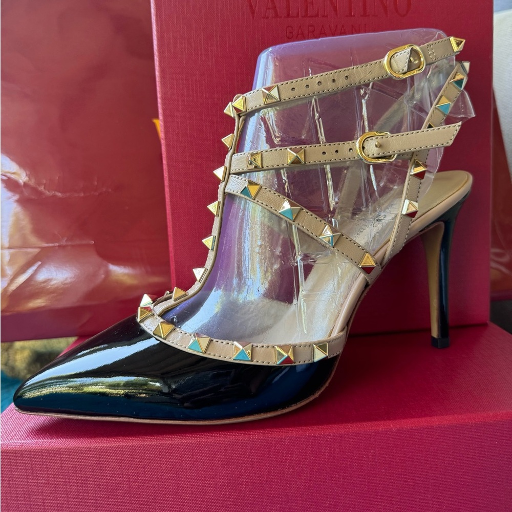 ***BEAUTIFUL VALENTINO ROCKSTUD TWO-RING SLINGS***size 41/11